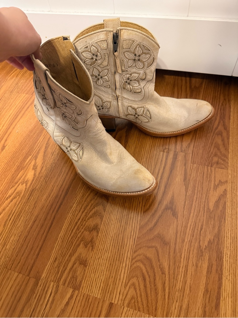 Shyanne Cream Distressed Leather Floral Embroidered Western Boots Size 11M